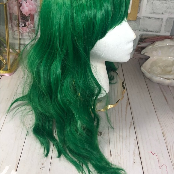 Green Synthetic Wig - Wavy, Shoulder Length w/Bangs  - New, Never Worn - Picture 3 of 7